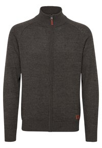 Sudadera de cremallera gris oscuro con cuello alto, puños y bajo acanalados. Presenta una textura suave y un pequeño parche de cuero con el logo.