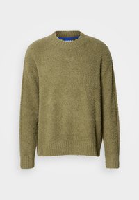 Maglione verde oliva, morbido, con collo arrotondato, polsini e orlo a costine, con un logo del marchio ricamato in modo sottile sul petto.