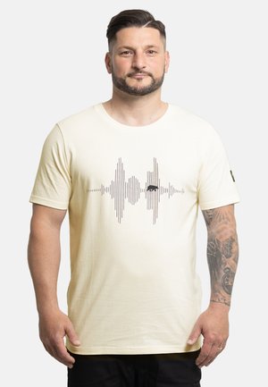 Helles beiges T-Shirt mit einem schwarzen Schallwellen-Design in der Mitte, kurzen Ärmeln und einem runden Ausschnitt, aus weichem Stoff gefertigt.