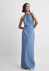 NA-KD MIT SCHNALLENDETAIL UND OFFENEM RÜCKEN - Maxikjoler - blue