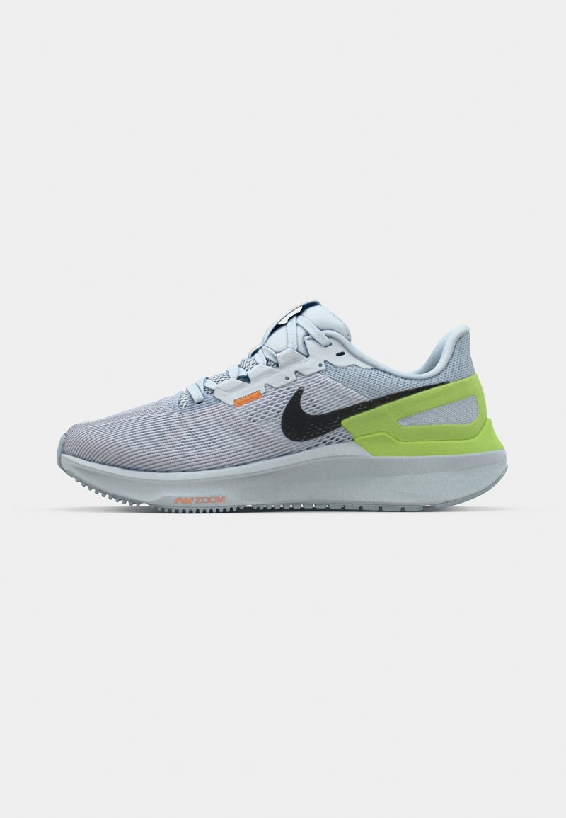 Nike Laufschuhe aus hellgrauem Mesh mit schwarzem Swoosh, grünem Akzent an der Ferse und orangen Details. Entworfen für Komfort und Unterstützung.