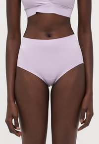 Sous-vêtements lavande taille haute en tissu doux, présentant un design sans coutures et une taille élastique pour plus de confort et un ajustement parfait.