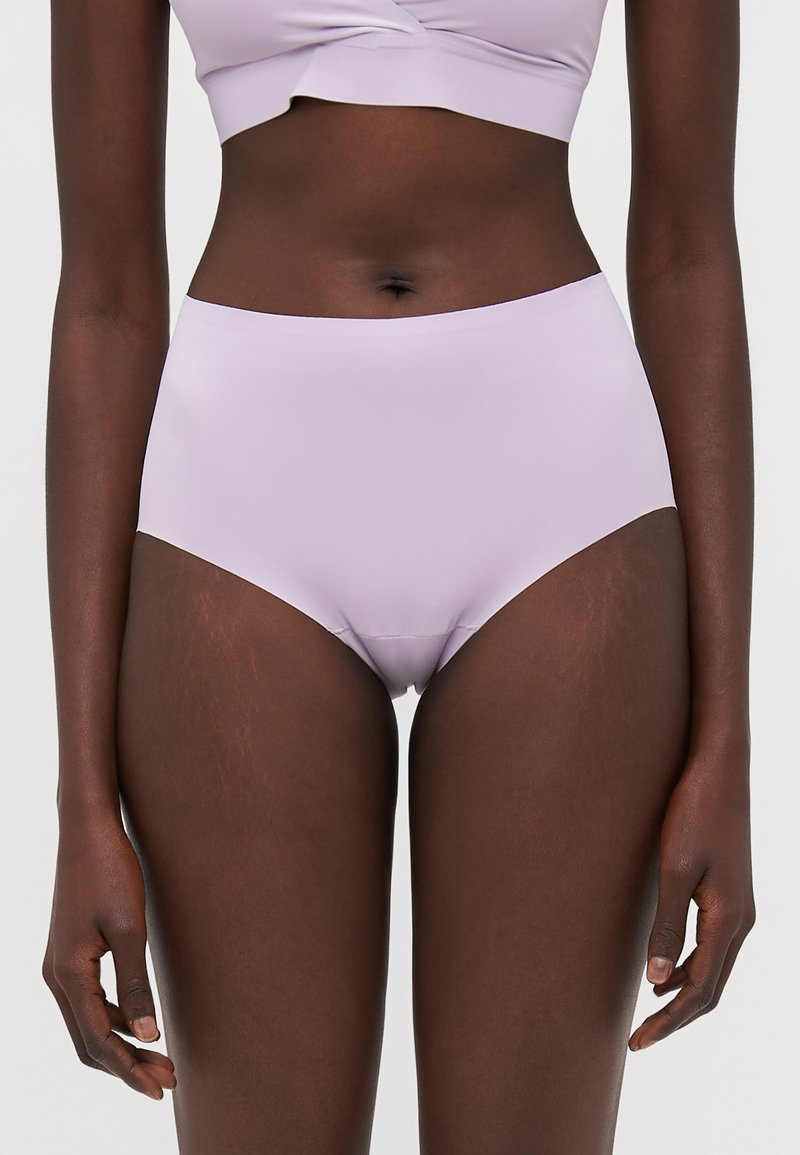 Sous-vêtements lavande taille haute en tissu doux, présentant un design sans coutures et une taille élastique pour plus de confort et un ajustement parfait.