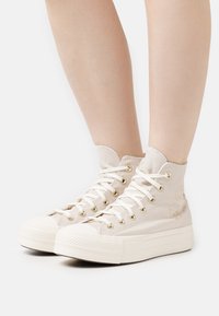 Converse CHUCK TAYLOR ALL STAR LIFT - Sapatilhas de cano alto - desert sand/egret/light gold