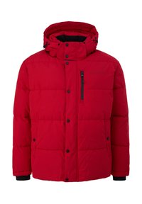 Rote Pufferjacke mit einer Reißverschlusstasche auf der Brust, schwarzen Druckknöpfen, verstellbarem Kapuze und elastischen Bündchen. Geplettete Textur für Isolierung.