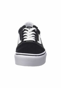 Zapatilla de lona negra con cordones blancos, lengüeta acolchada y acentos laterales blancos en contraste. Presenta una suela de goma texturizada para mayor tracción.