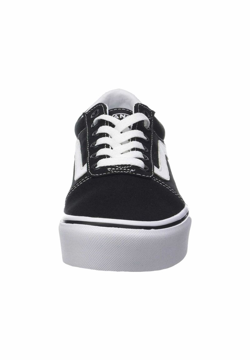 Czarne sneakersy na płaskiej podeszwie z białymi sznurówkami, wyściełanym językiem oraz kontrastowymi białymi akcentami po bokach. Posiadają teksturowaną gumową podeszwę dla lepszej przyczepności.