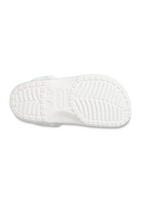 Biała gumowa podeszwa klapka z teksturowanym wzorem bieżnika i wytłoczonym logo. Zaokrąglony czubek i delikatne wcięcie w okolicy pięty.