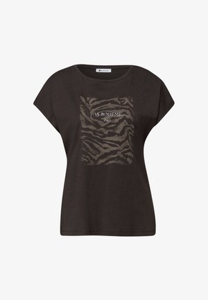 T-shirt marron foncé à manches courtes avec un col large, présentant un carré à motif zèbre et le texte "Da Bohème Italy" sur le devant.