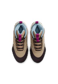 Beige augstie sneakers ar purpursarkanām akcentiem, teksturētu brūnu ārējo zoli un mīkstu zilu oderi. Iespējo rūpīgu šnuču dizainu un acu caurumus.
