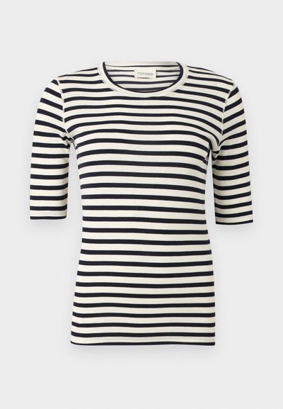 Chemise ajustée à rayures horizontales noires et blanches avec manches jusqu'au coude et col rond.