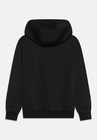 Černá mikina s kapucí, obsahující klokanku, žebrované manžety a lem, a velkou kapuci. Hladký povrch bez viditelných vzorů nebo akcentů.