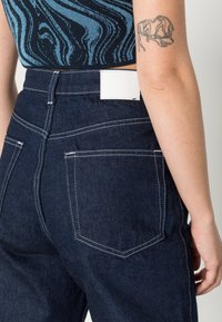 Weekday ROWE EXTRA HIGH - Calças de ganga de perna direita - blue