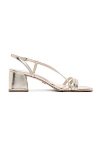 Sandal en métal argenté à talon bloc, avec des brides fines et un design minimaliste. Texture lisse, bout ouvert.