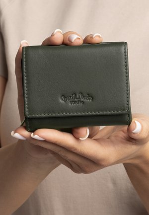 Dunkelgrünes Lederportemonnaie mit glatter Textur, ausgestattet mit einer umklappbaren Klappe und geprägtem Logo. In den Händen gegen einen neutralen Hintergrund gehalten.