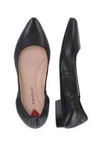 Ballet flats nere in pelle con punta affusolata, bordi elasticizzati e tacco basso. L'interno presenta una fodera beige con marchio rosso.