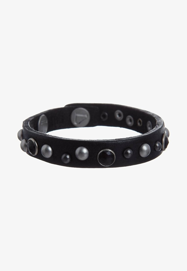 Bracelet en cuir noir avec des clous ronds argentés et noirs espacés uniformément autour de sa bande.
