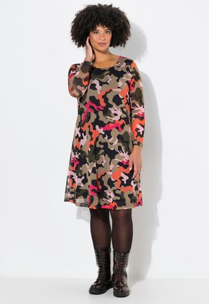 CAMOUFLAGE RAFFNUNGEN - Day dress - reed green