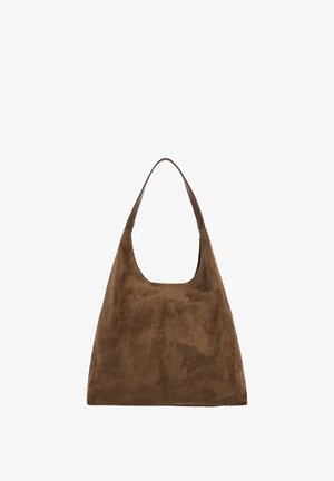 Bolso de ante marrón con un diseño relajado, amplia correa para el hombro y una apertura profunda en forma de corte. Textura suave sin herrajes visibles.