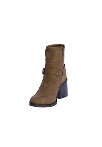 Bota de tobillo de ante marrón con tacón cuadrado, que cuenta con una cremallera lateral y una correa decorativa en el tobillo con un acento metálico. Textura suave.
