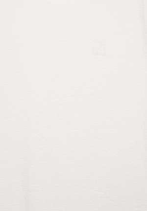 Texture en cuir blanc avec un logo "P" subtilement embossé près du centre supérieur sur une surface lisse.