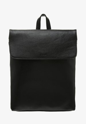 Sac à dos en cuir noir avec fermeture à rabat et petite poignée supérieure, présentant une texture lisse sur la partie inférieure et un cuir grainé sur le rabat.