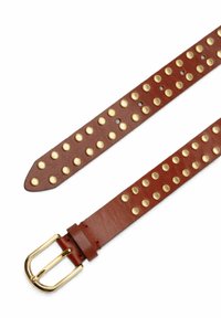 Cinturón de cuero marrón con tachuelas doradas redondas espaciadas uniformemente y una hebilla de metal dorado, extendido sobre un fondo blanco.