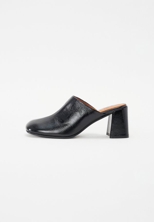 A8335 - Heeled mules