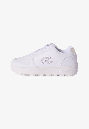 Witte lage sneaker met veterluiting, strass-logo aan de zijkant en merkzool, getoond vanaf de buitenkant.