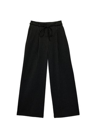 Pantalones anchos negros con delgadas rayas verticales blancas y cintura con cordón ajustable.