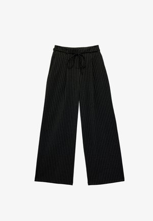 Pantalones anchos negros con delgadas rayas verticales blancas y cintura con cordón ajustable.