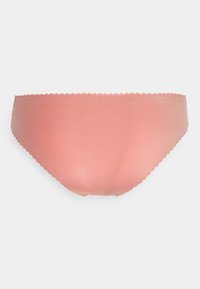 Pantaloni intimi da donna color pesca realizzati in tessuto morbido, con un design senza cuciture e bordi ondulati lungo l'elastico.