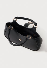 Bolso de mano sintético negro con textura suave, acentos de hardware dorado, asas dobles y un bolsillo interior con cremallera. Diseño espacioso y estructurado.