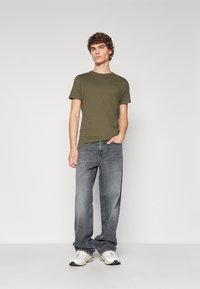 Diesel Brīvi džinsi - 02