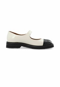 Zapato Mary Jane de charol blanco con punta negra, tacón plano y una sola correa. Presenta una textura suave y una forma redondeada.