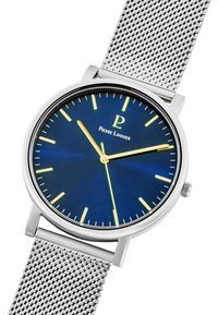 Orologio in acciaio inossidabile argento con cinturino a rete; quadrante rotondo blu con indici e lancette gialle, logo in rilievo al centro.