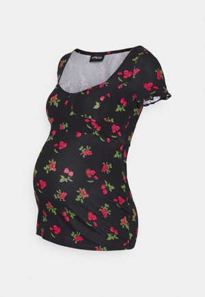 Top de maternidade preto com um padrão floral de cerejas vermelhas e folhas verdes, mangas curtas e decote em forma de barco.