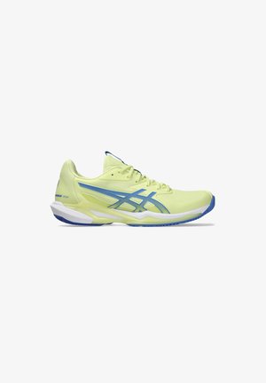 Zapatilla deportiva de color verde lima con parte superior de malla, acentos azules, detalles texturizados y una suela blanca y azul; diseñada para el rendimiento.