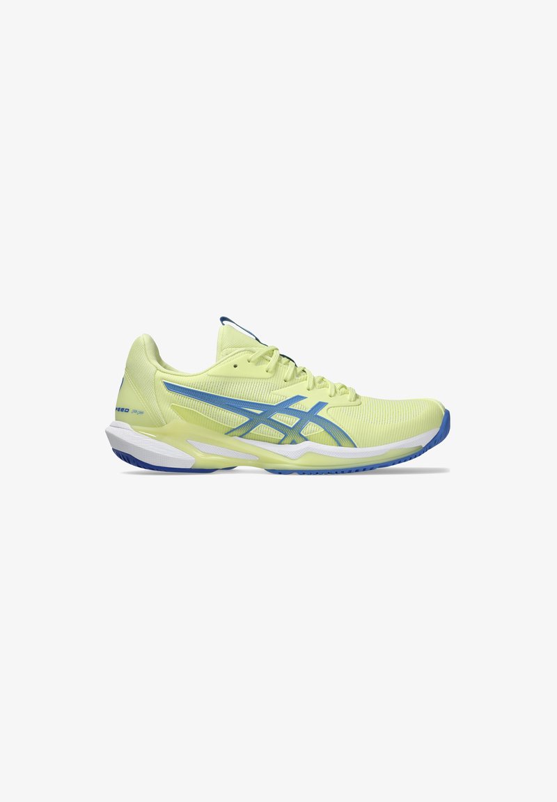 Chaussure de sport vert fluo avec une tige en maille, des accents bleus, des détails texturés et une semelle blanche et bleue ; conçue pour la performance.