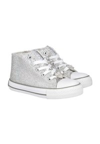 Zapatillas altas de glitter plateado con suelas de goma blanca, cordones blancos y ojales en tono plateado. Parte superior texturizada con capuchón de dedo suave.