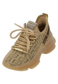 Baskets en tricot beige avec texture tissée, accents dorés, lacets structurés et cheville rembourrée. Étiquette transparente affichant le nom de la marque.