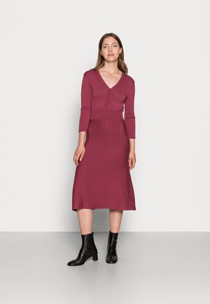 ESSENTIAL - Vestido de punto - marron