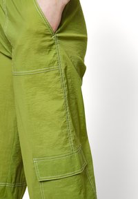 Envii ENKIWI PANTS - Pantalon cargo - grasshopper