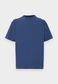 Μπλε βαμβακερό T-shirt με κοντά μανίκια, στρογγυλή λαιμόκοψη και αδιάκοπη σχεδίαση. Λεία υφή, χωρίς σχέδια ή διακριτικά μεταλλικά στοιχεία.