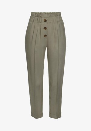 Svijetlo maslinasto zelene hlače s plisama, elastičnim pojasom i tri velika smeđa gumba sprijeda. Suženi kroj, glatka tekstura i bez džepova.