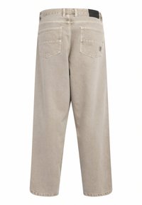 Pantalones beige con un corte de pierna recta. Cuenta con dos bolsillos traseros, un acento de cinturón negro y costuras visibles para añadir textura.