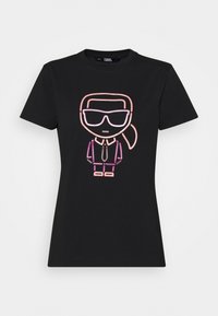 Camiseta de algodón negra con un gráfico de dibujo animado colorido de una figura con gafas y traje. Cuello redondo y mangas cortas.