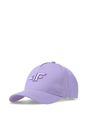 Fioletowa czapka z daszkiem z wygiętym daszkiem i wypukłym logo "4F" wyhaftowanym z przodu, przedstawiona na białym tle.