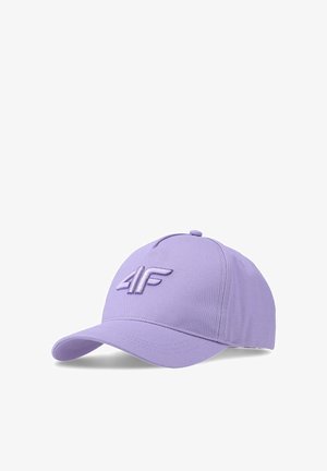 Fioletowa czapka z daszkiem z wygiętym daszkiem i wypukłym logo "4F" wyhaftowanym z przodu, przedstawiona na białym tle.