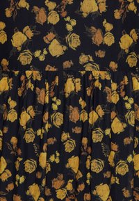Robe florale en tissu noir avec des roses jaunes et orange. Comprend des détails de jupe plissée et une texture douce.